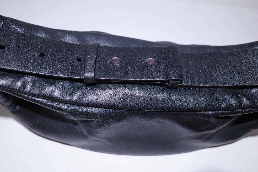 COS レザー プリーツベルトバッグ ブラック