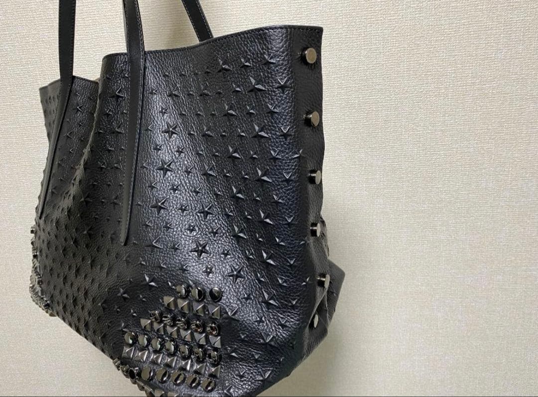 ジミーチュウ　スタッズ付きブラックレザートートバッグ