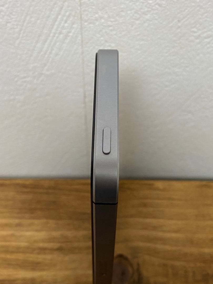 iPhone SE 第一世代　64GB スペースグレイ