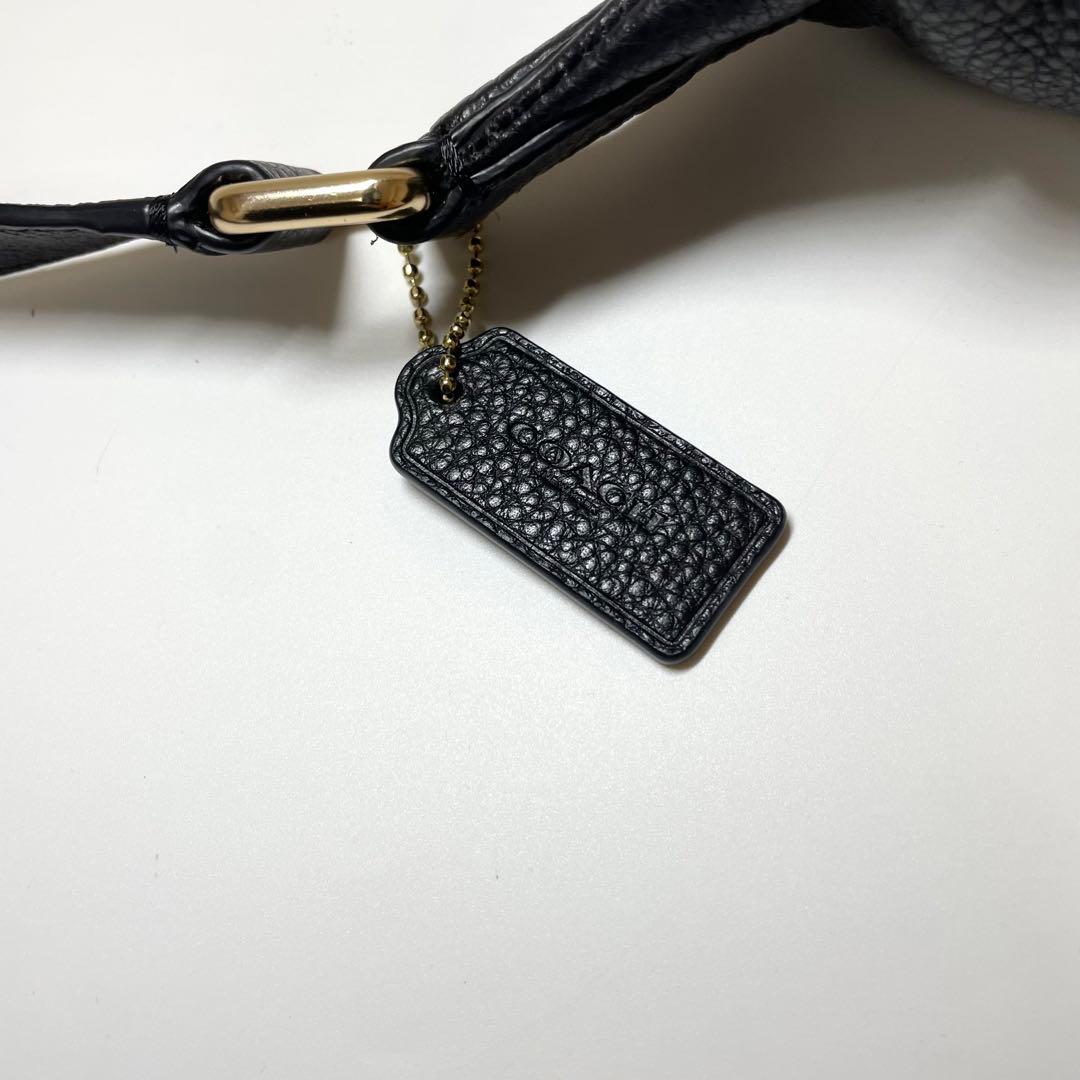 新品同様✨️COACH ボディバッグ ウエストポーチ チャーム ペプルドレザー 黒