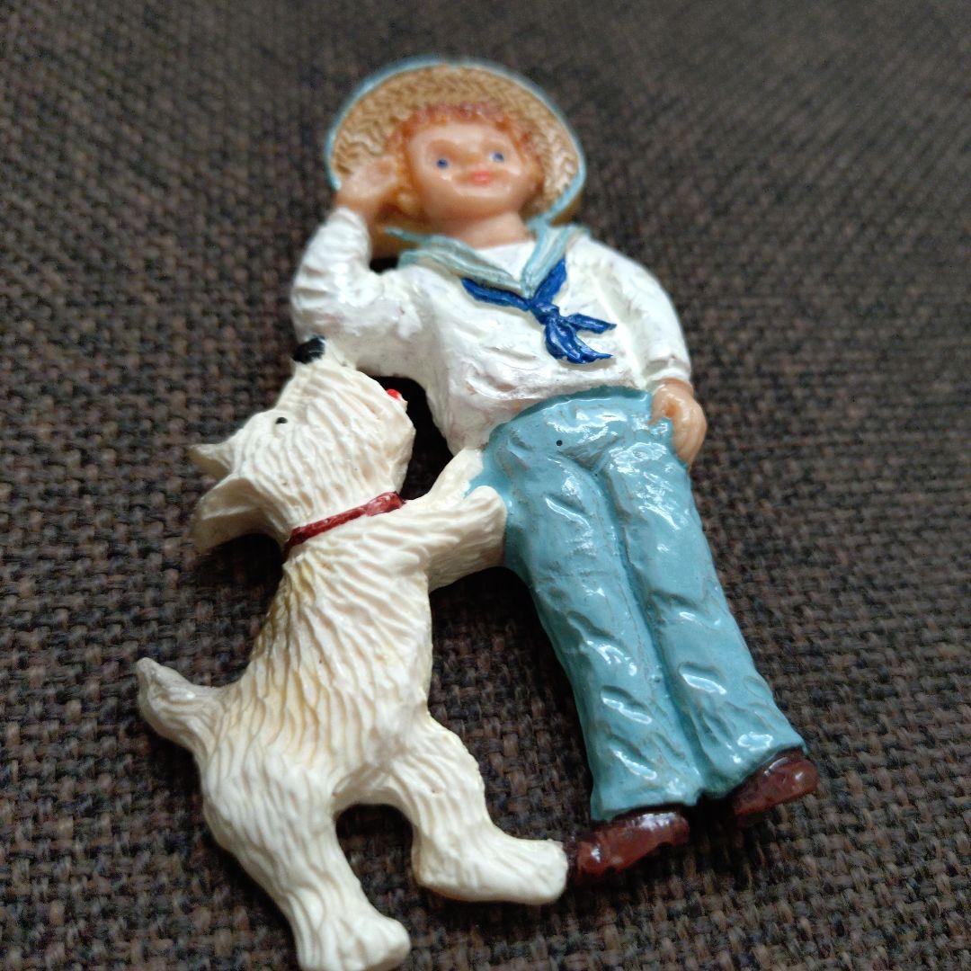 weekends 麦わら帽子を被った少年と愛犬テリアのブロチ