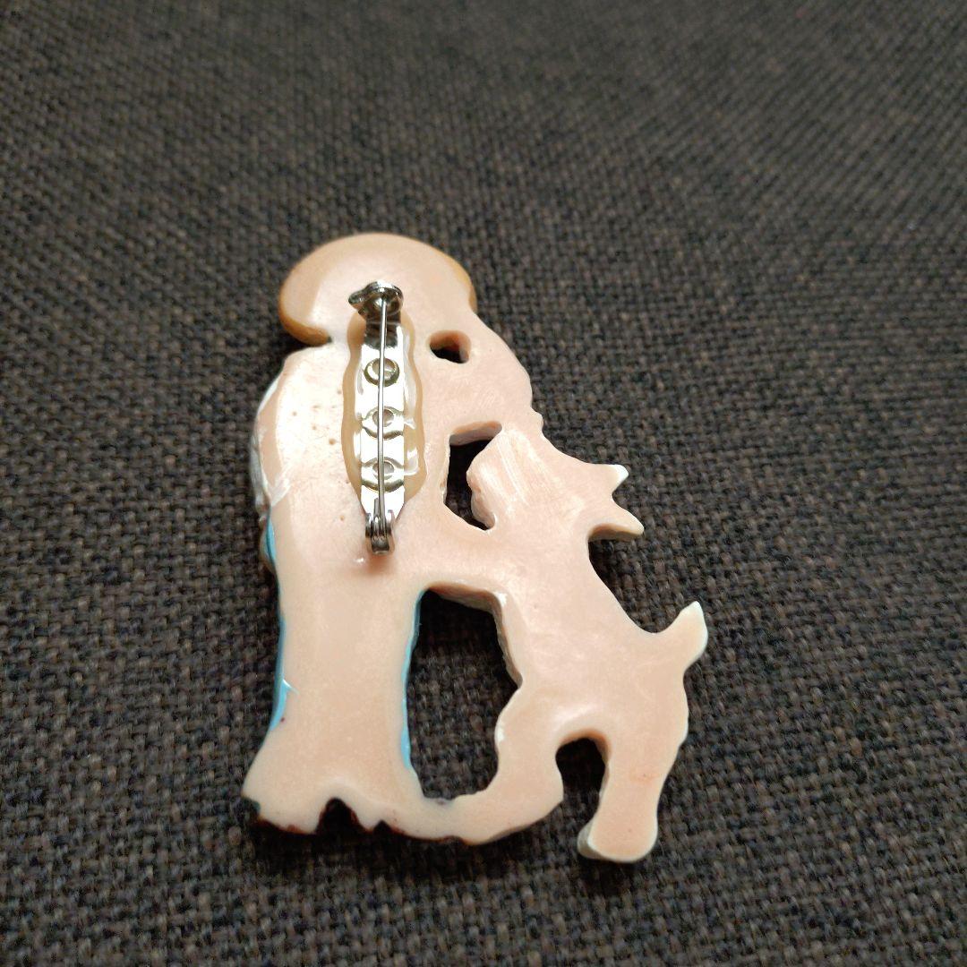 weekends 麦わら帽子を被った少年と愛犬テリアのブロチ