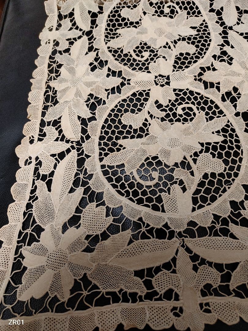 ①ヴィンテージ　クリーム色 レース テーブルクロス