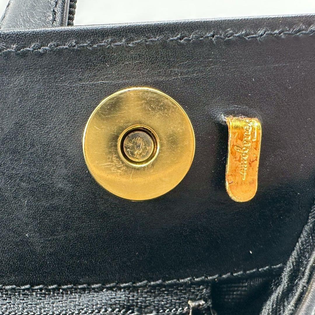 サルヴァトーレフェラガモ レザー Wホック ヴァラリボン ハンドバッグ