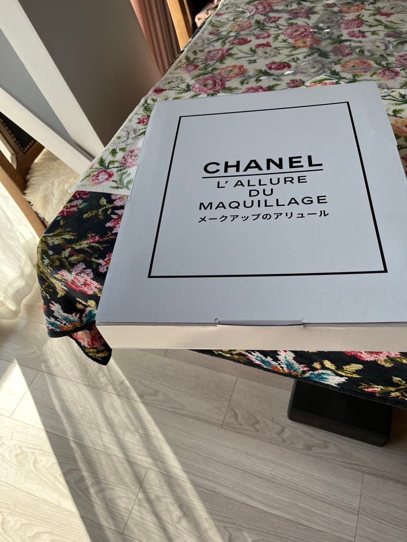 CHANEL書籍 CHANELメイクの100年のメゾンのストーリーを綴った本