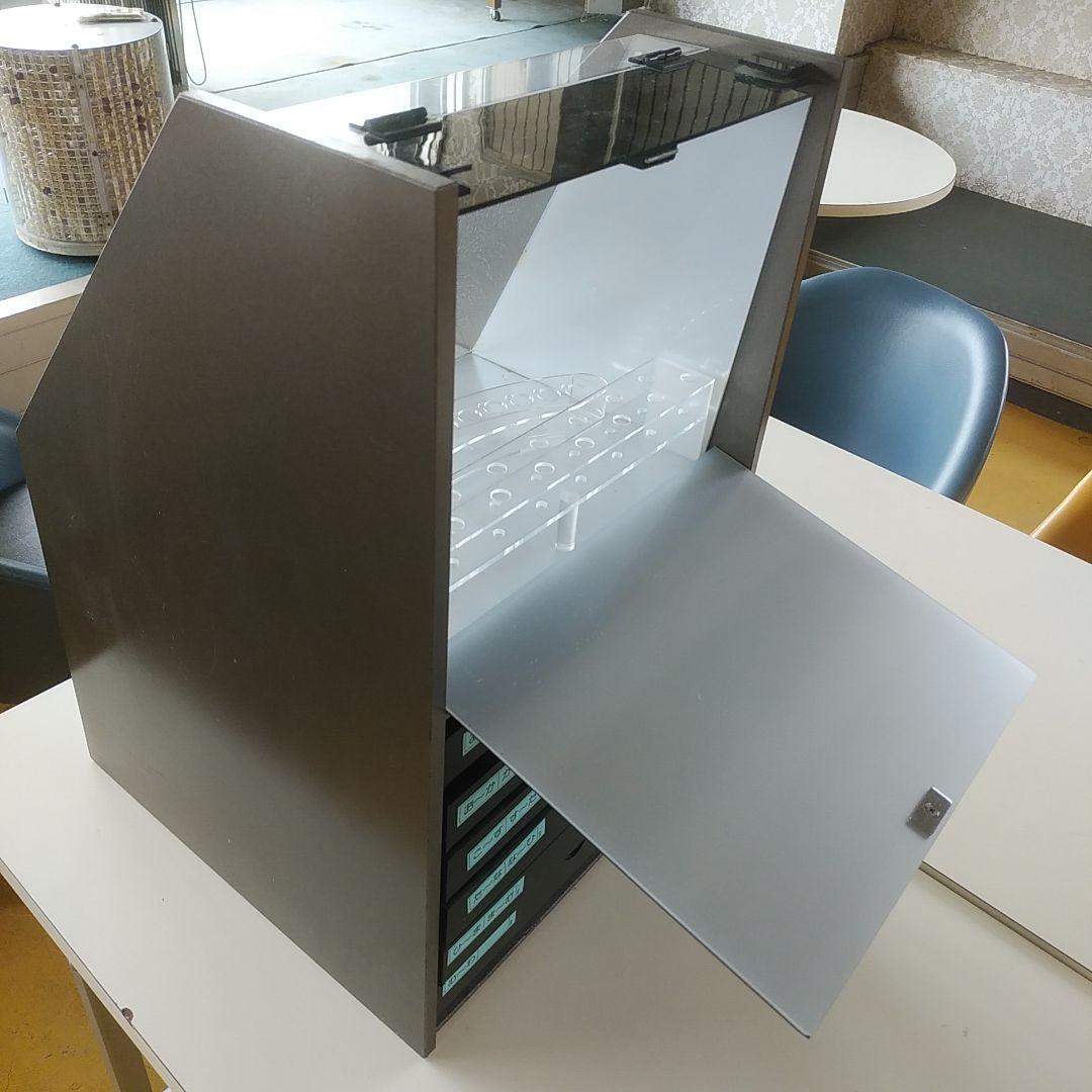 シャチハタネームペン用ゴム印約530種をショーケースごと