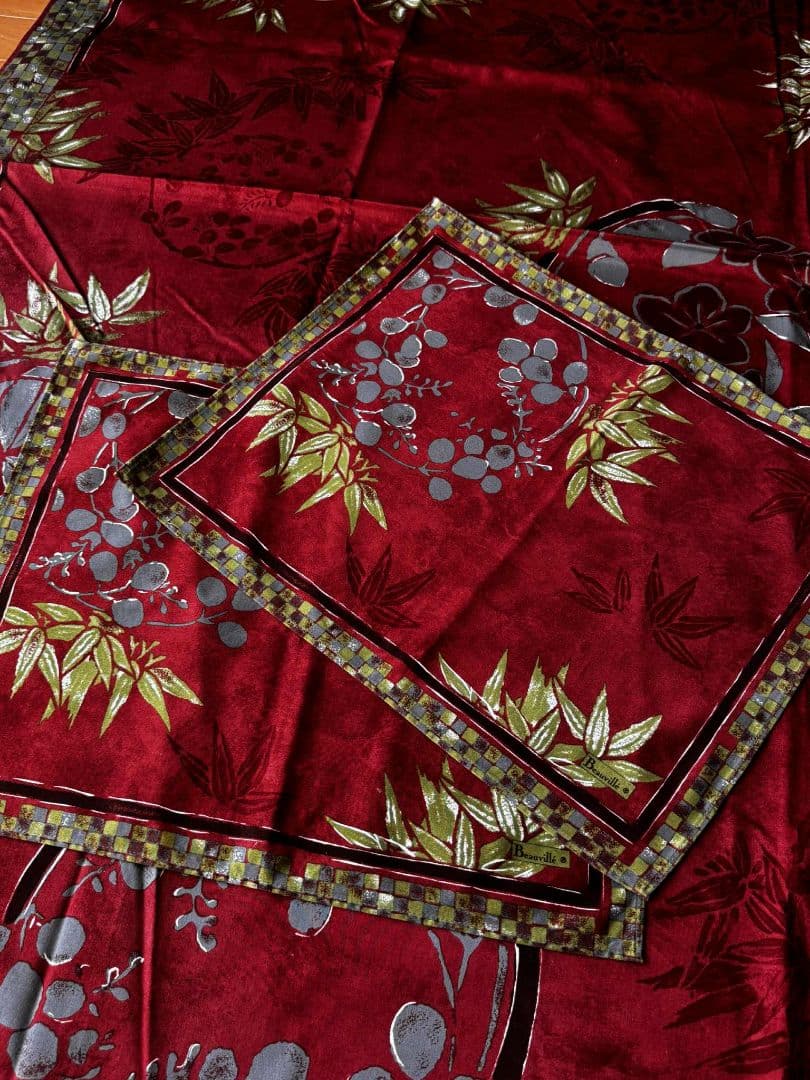 赤い花柄テーブルクロスとナプキン6枚付き（写真では5枚ですが6枚です）