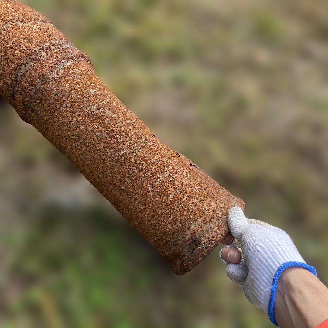 錆びた金属製ガーデンオーナメント　太いアイアンパイププランター　ジャンクガーデン