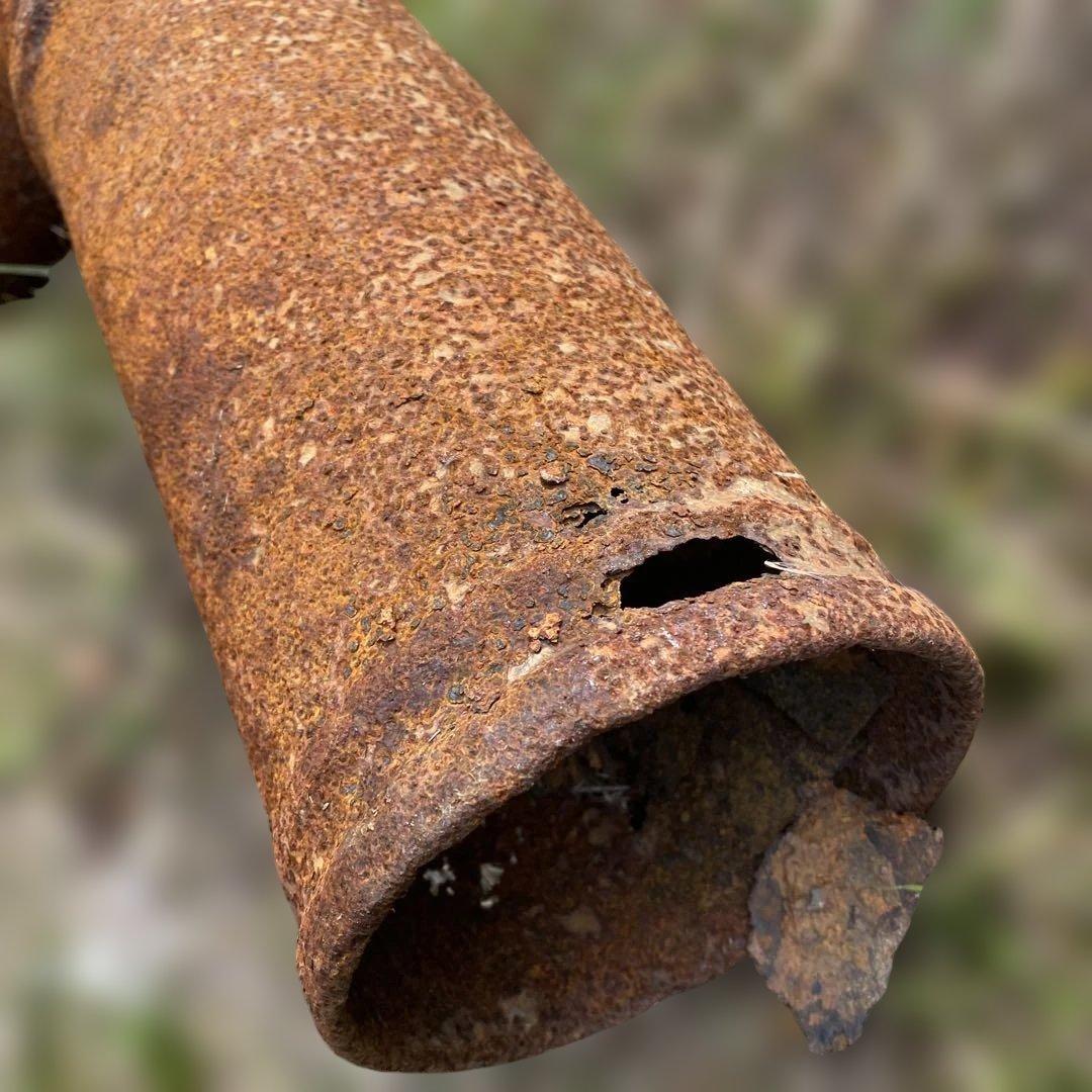 錆びた金属製ガーデンオーナメント　太いアイアンパイププランター　ジャンクガーデン