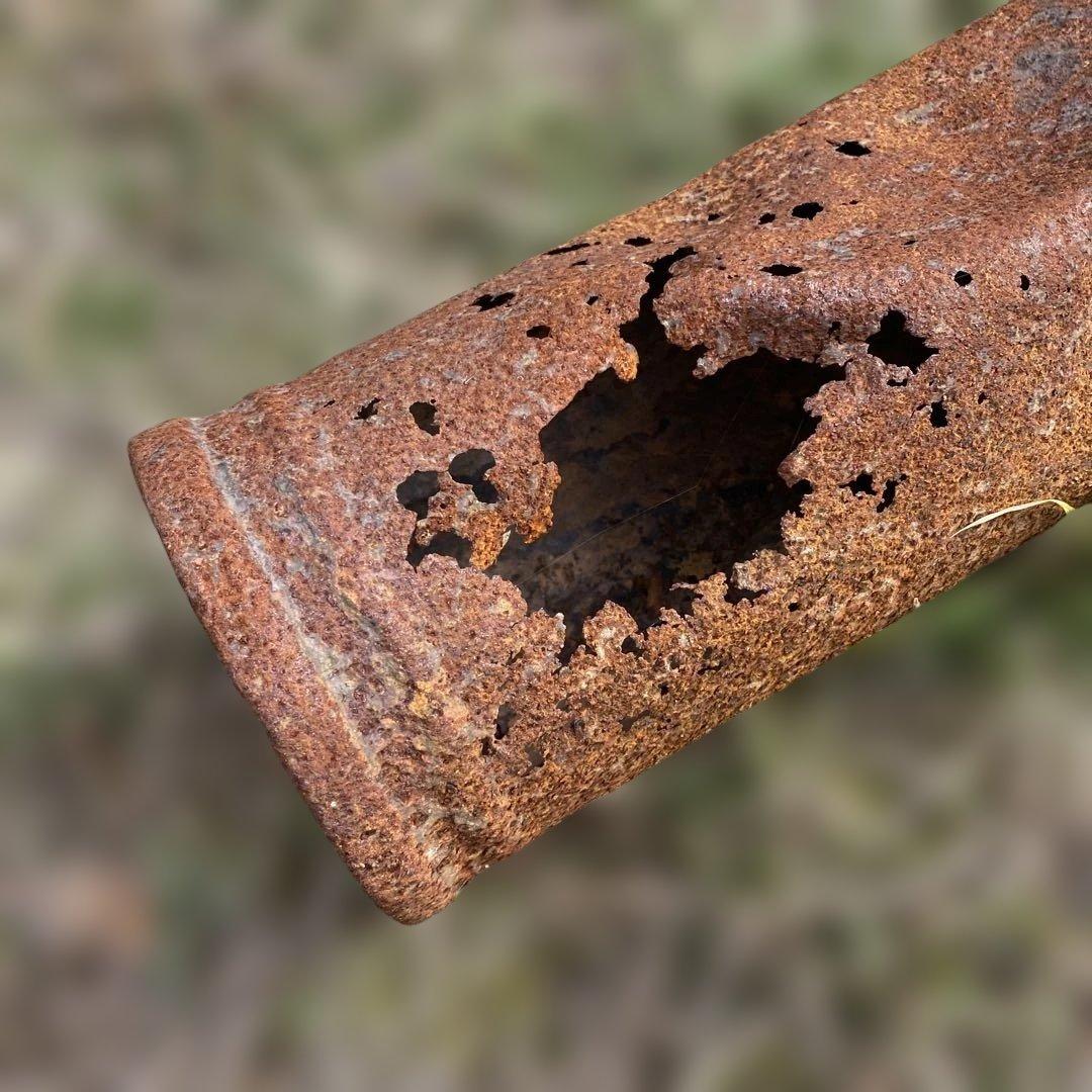 錆びた金属製ガーデンオーナメント　太いアイアンパイププランター　ジャンクガーデン