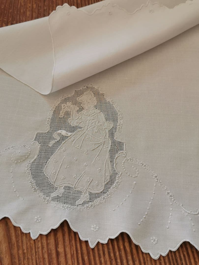 アンティーク アペンツェルレース刺繍 ブーケと少女 小花ガーランド リネンクロス