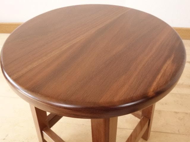 北海道手作り家具　ウォールナット材　スツール