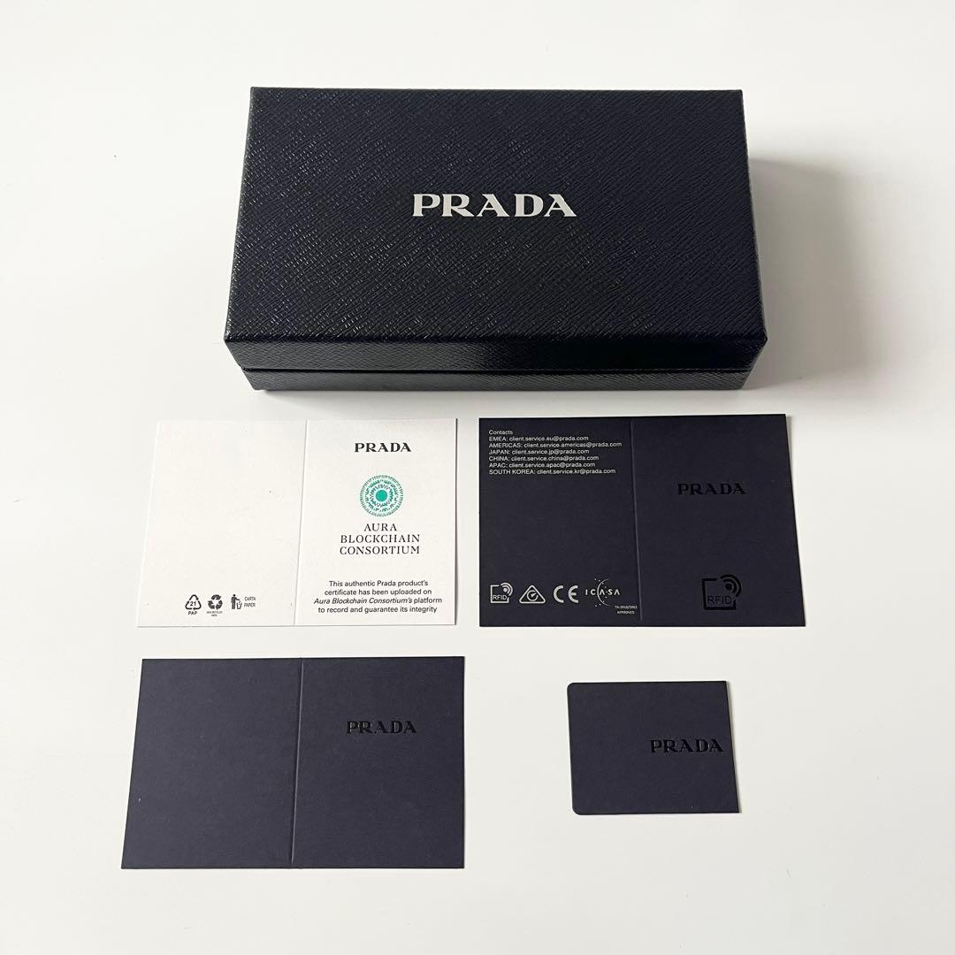 プラダ　トライアングルロゴ　キーホルダー　サフィアーノレザー　ブラック　チャーム