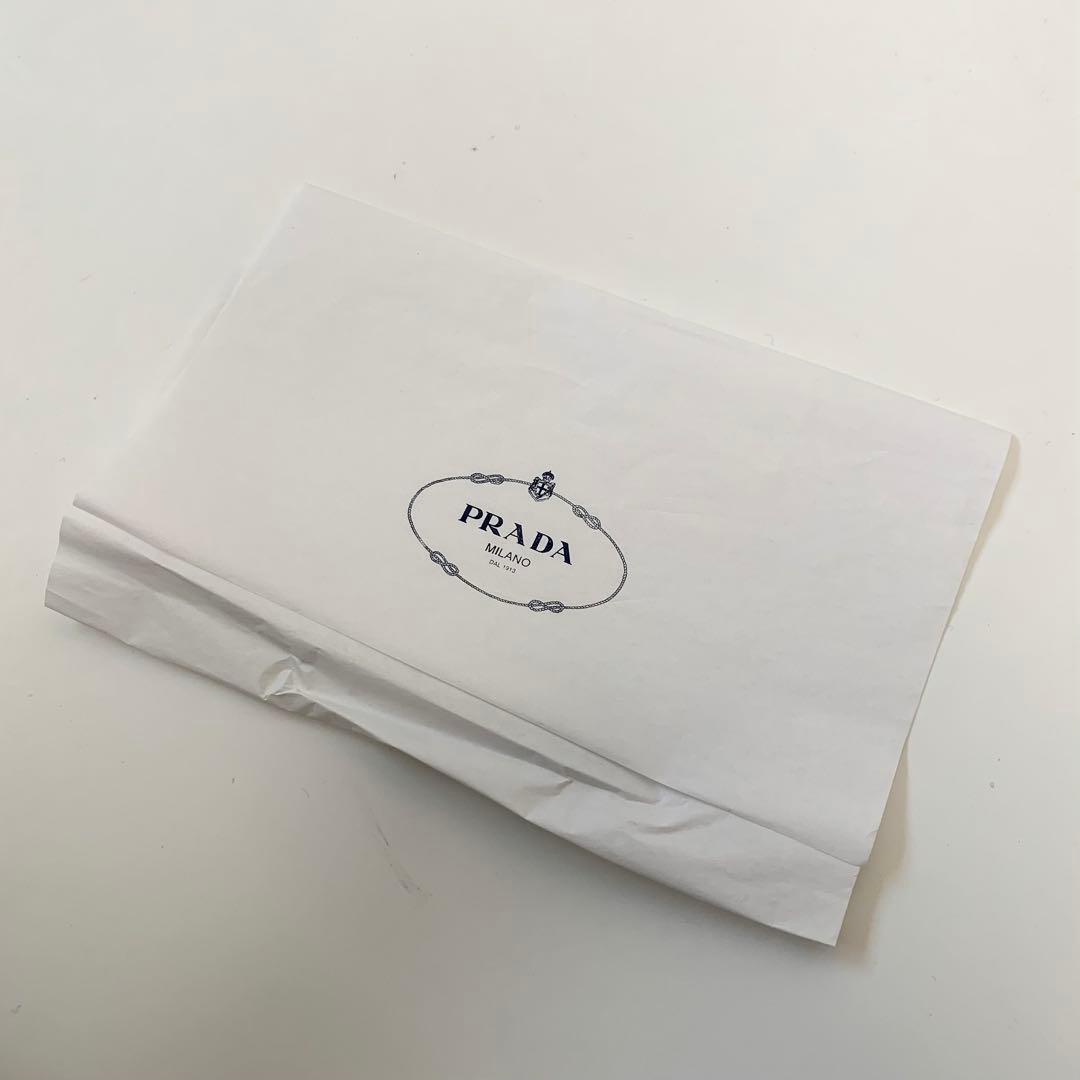 プラダ　トライアングルロゴ　キーホルダー　サフィアーノレザー　ブラック　チャーム