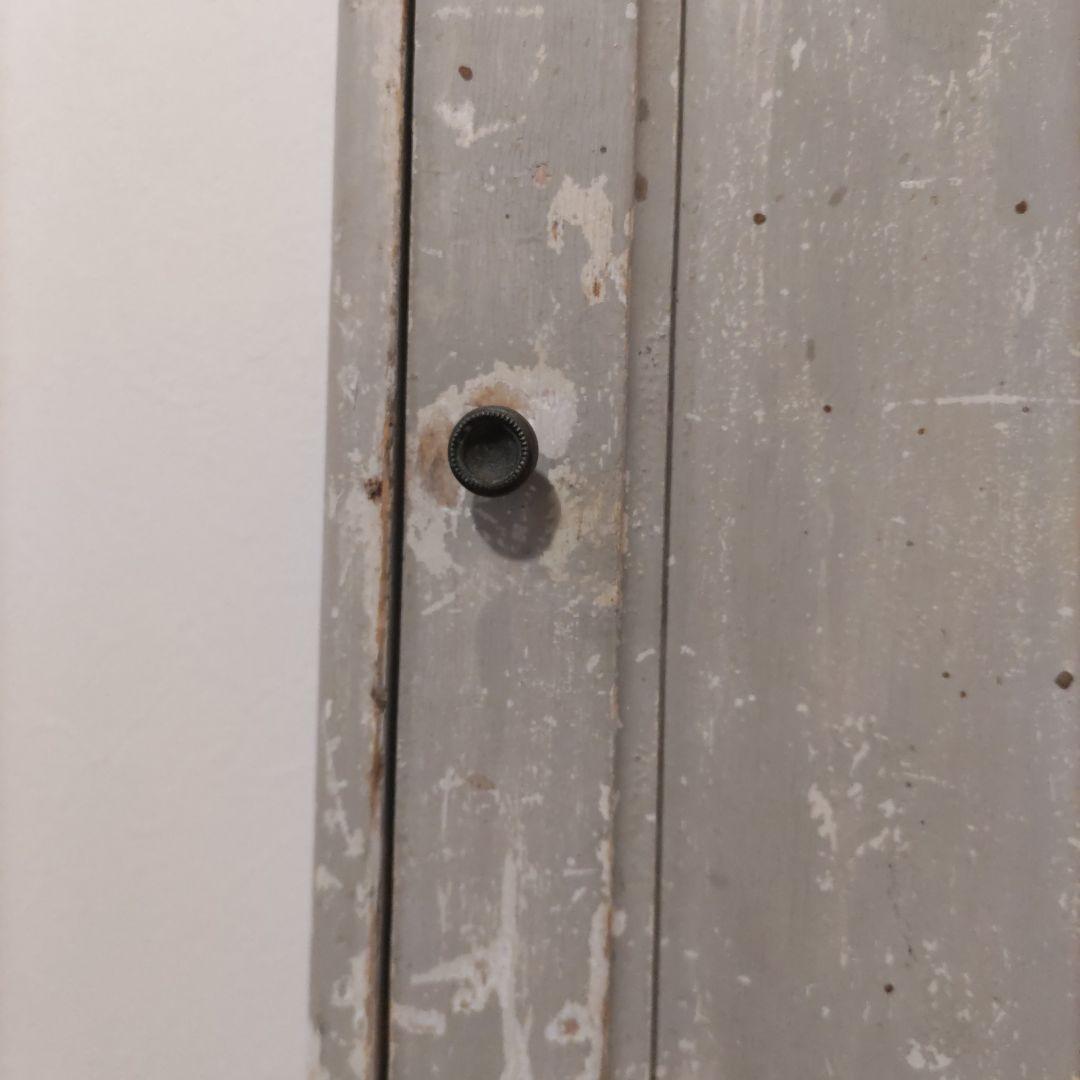 グレーの木製扉付き収納ボックス