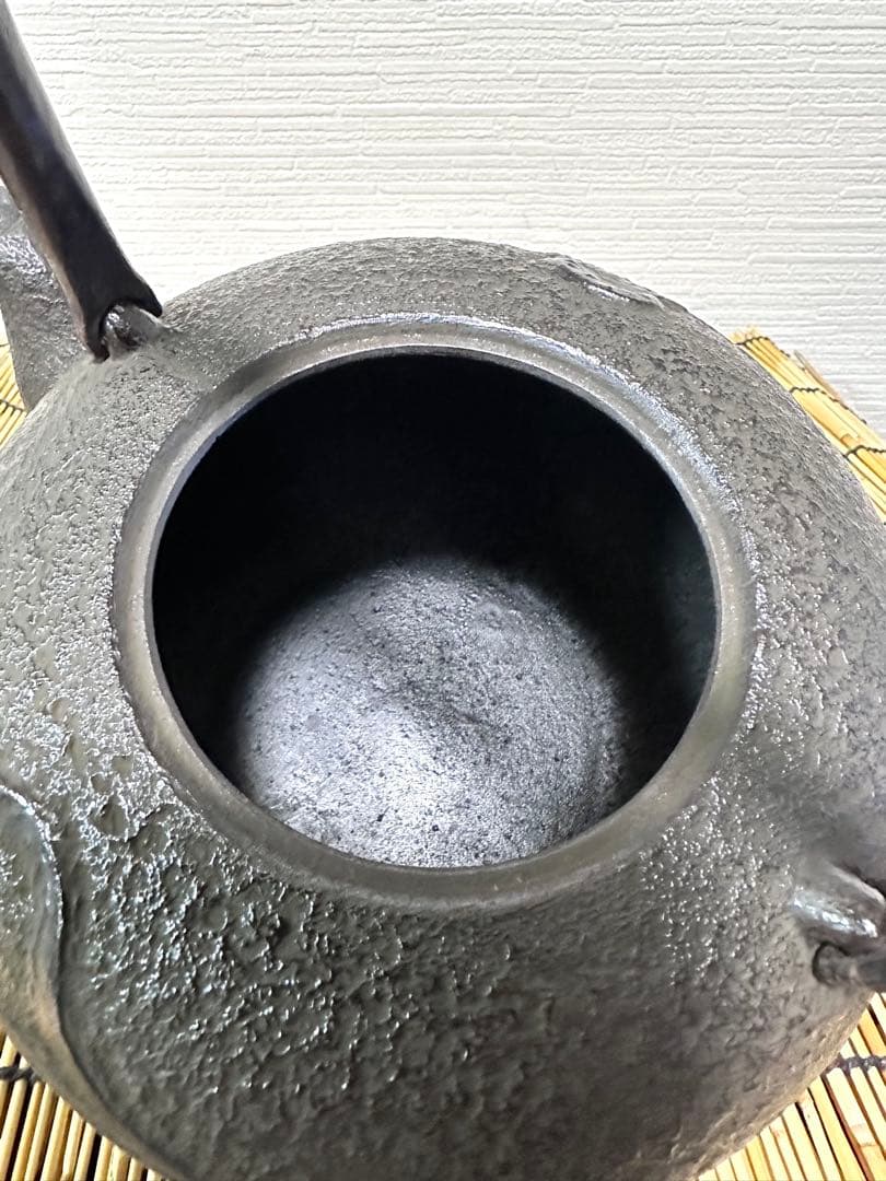 未使用品　供箱付属品付　南部喜州 (及川 喜徳)造　鍛治打袋鉉　１５型　南部鉄瓶