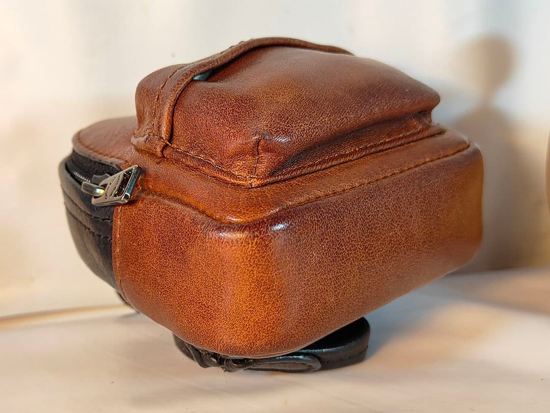 【極美品】COACH コーチ正規品　高級バックチャーム　本革ツートンキーホルダー