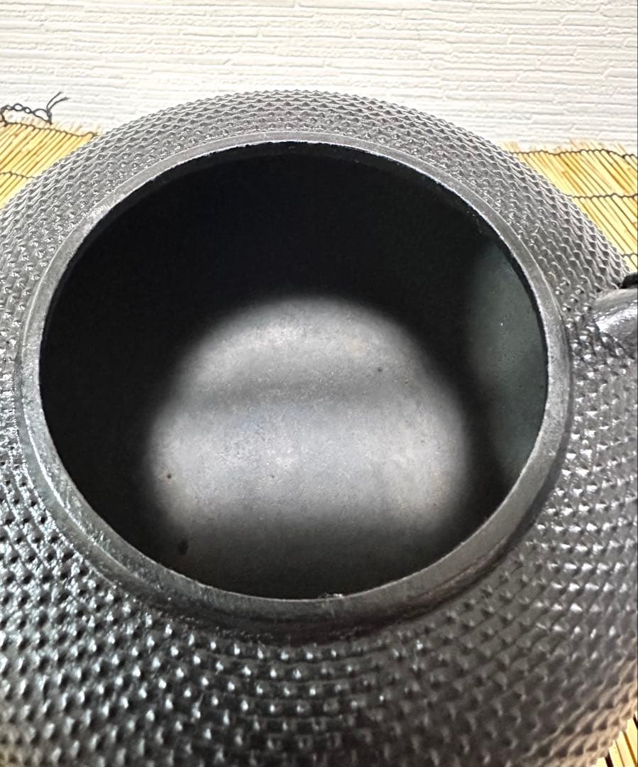 未使用品、供箱付 南部虎山工房前田知行造　１２型　南部鉄瓶　南部鉄器　鉄瓶