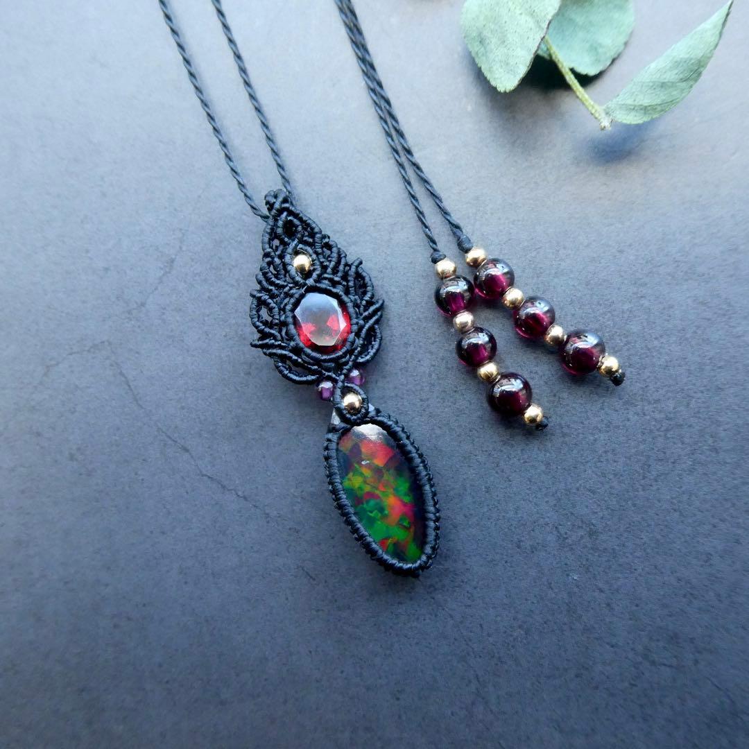 宝石質ブラックオパールとガーネットのマクラメネックレス