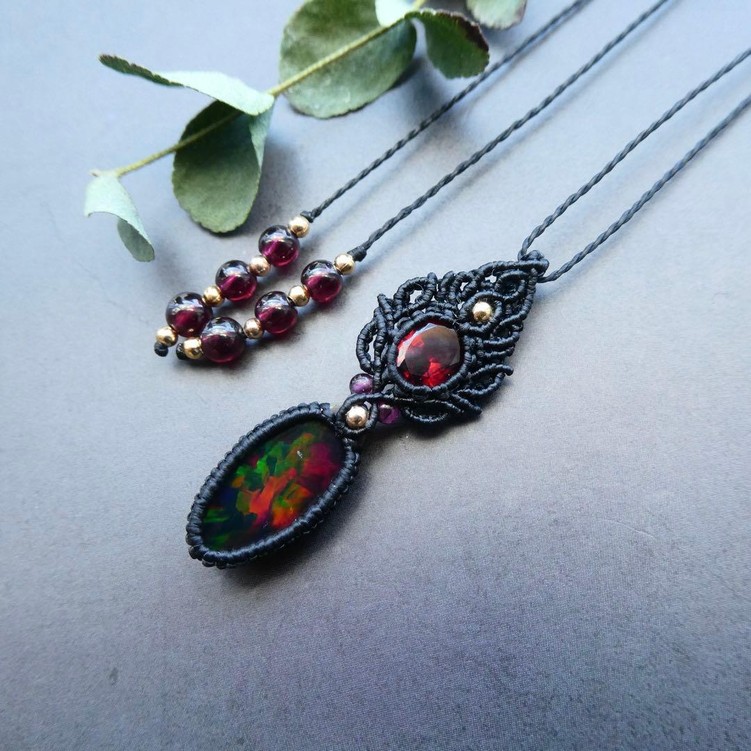 宝石質ブラックオパールとガーネットのマクラメネックレス