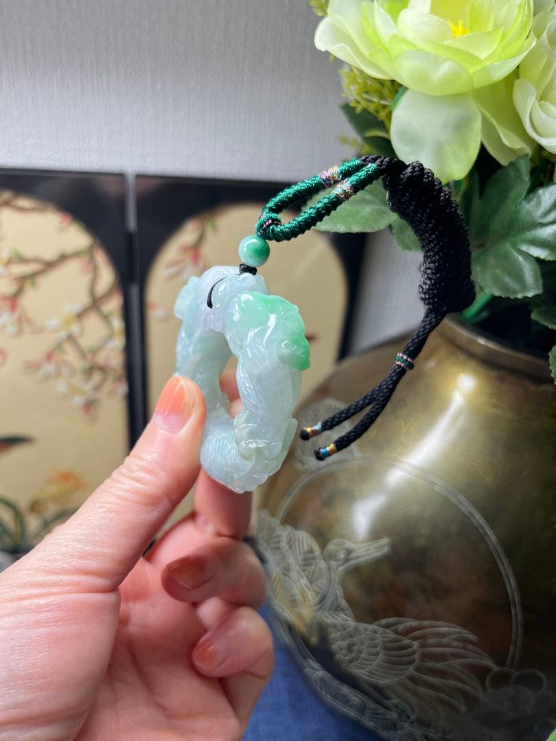 ミャンマー産本翡翠　厚重感有り、爽やかな氷種春帯彩開運飛龍の龍環　鑑定書付き